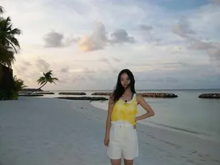7 Potret Hyeri Liburan ke Maldives, Tampil Cantik Natural