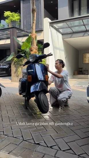 7 Potret Indah Permatasari Cuci Motor Vespa Sendiri, Tetap Cantik Meski Tampil Sangat Sederhana