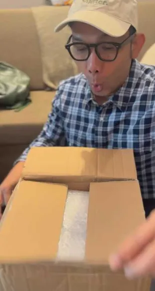 7 Potret Indra Herlambang Beli Merchandise TREASURE sebagai Kado Ultahnya Sendiri, Happy Banget