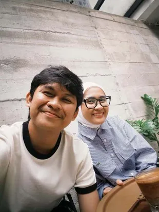 7 Potret Indra Jegel Nongkrong Bareng Istri, Bak ABG Lagi Pacaran