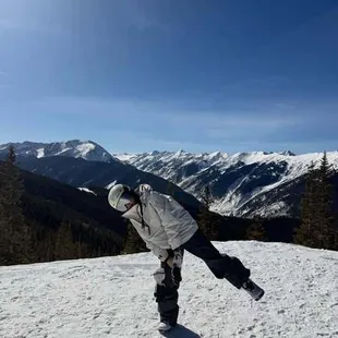 7 Potret Jennie BLACKPINK Main Ski di Gunung Aspen, Stylish Pakai Outfit Monokrom