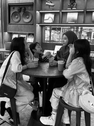 7 Potret Kebersamaan Natasha Rizky Bareng Ketiga Anaknya, Bak Kakak Sulung Lagi Momong