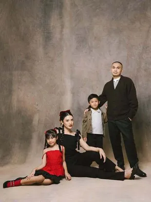7 Potret Keluarga Raditya Dika Jalani Pemotretan, Keluarga Fotogenik - Tampil Memukau