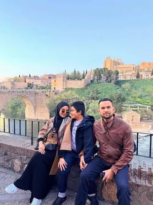 7 Potret Keluarga Shireen Sungkar Liburan ke Spanyol, Kunjungi Tempat Indah dan Bersejarah