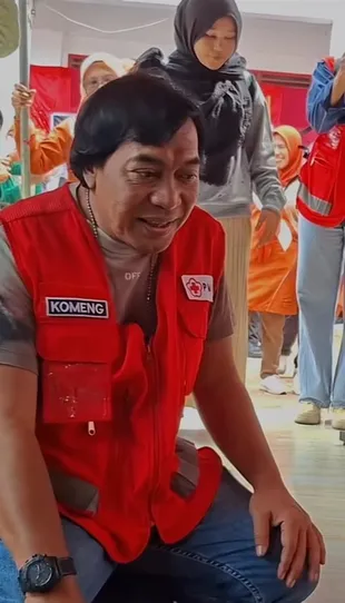 7 Potret Komeng ke Padang Bantu Korban Banjir, Hibur Warga di Pengungsian