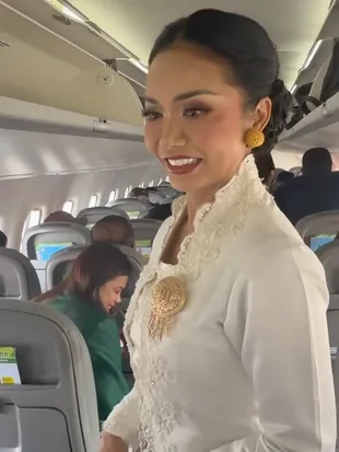 7 Potret Kris Dayanti Kondangan ke Yogyakarta, Tampil Menawan Pakai Kebaya Putih