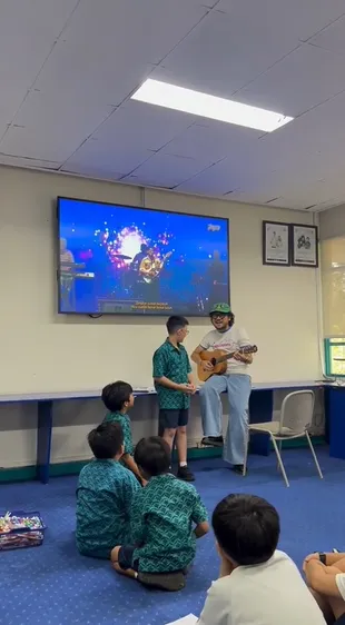 7 Potret Kunto Aji Jadi Guru Tamu di SD, Kelasnya Seru dan Penuh Tawa