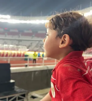 7 Potret Levian Anak Rizky Billar Nonton Timnas Sepak Bola, Digendong Beckham Putra