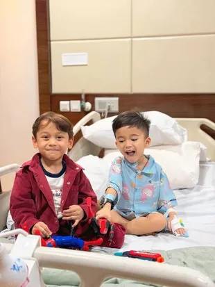 7 Potret Levian Putra Lesti Jenguk Adzam Anak Natalie Holsher di RS, Sudah Bestie