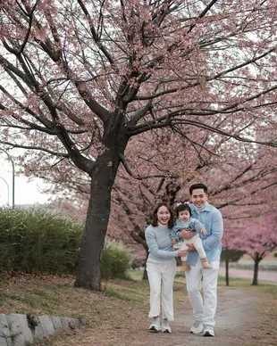 7 Potret Liburan Gritte Agatha ke Jepang, Ajak Putrinya yang Baru Berusia 15 Bulan