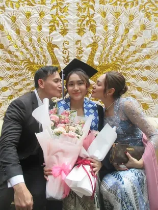7 Potret Marcelino Lefrandt dan Dewi Rezer Kompak di Acara Kelulusan sang Putri, Penuh Kehangatan