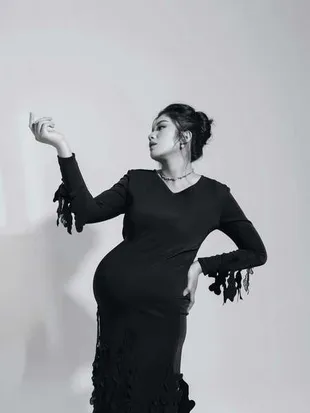 7 Potret Maternity Shoot Terbaru Ochi Rosdiana, Didoakan Sehat hingga Melahirkan 