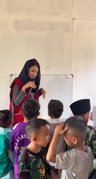 7 Potret Maudy Ayunda Kunjungi Sekolah Terdampak Banjir Bandang di Aceh, Tunjukkan Kepedulian