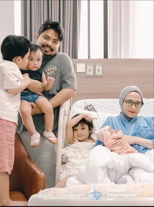 7 Potret Momen Istri Rigen Rakelna Lahiran Anak Keempat, Disambut Bahagia