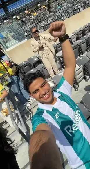7 Potret Momen Seru Fadil Jaidi Nonton Langsung Piala Dunia, Heboh di Antara Para Supporter