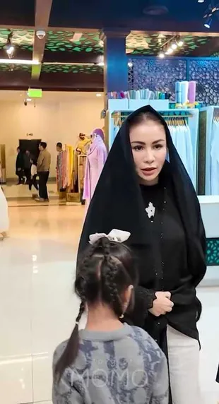 7 Potret Momo Geisha Kunjungi Masjid Sheikh Zayed Abu Dhabi, Pakai Abaya dan Kerudung