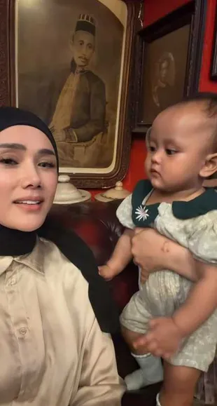 7 Potret Mulan Jameela Main Bareng Amina Anak Angkatnya, Ungkap Perkembangannya