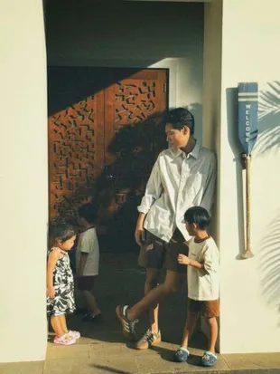 7 Potret Na Daehoon Berlibur di Pantai Bareng Trio Na, Captionnya Bikin Hati Meleleh