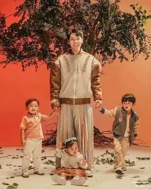 7 Potret Na Daehoon Jalani Pemotretan Bareng Tiga Anaknya, Vibes-nya Korea Banget