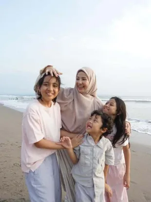 7 Potret Natasha Rizky Liburan ke Bali Bareng Keluarga, Nikmati Suasana Pantai Bersama Anak-Anak