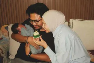 7 Potret Ochi Rosdiana Rayakan Ulang Tahun Sang Suami, Beri Dua Kartu Ucapan