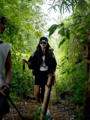 7 Potret Olla Ramlan Naik Gunung, Tetap Cantik Paripurna 