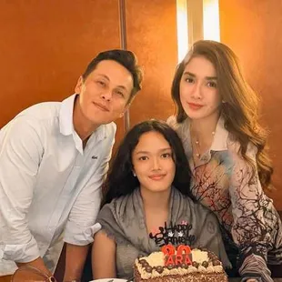 7 Potret Perayaan Ultah Ara Anak Kedua Ussy Sulistiawaty, Meriah Dihadiri Keluarga Besar