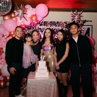 7 Potret Perayaan Ultah Neona Ayu yang ke-17, Berlangsung Meriah - Dekorasi Serba Pink