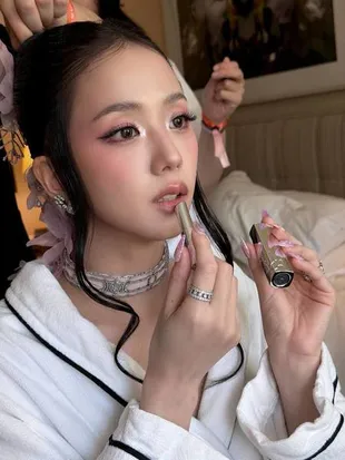 7 Potret Persiapan Jisoo Blackpink Hadiri Met Gala, Perlihatkan Detail Makeup Menawan