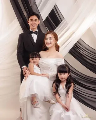 7 Potret Photoshoot Keluarga Felicya Angelista dan Caesar Hito, Elegan Banget