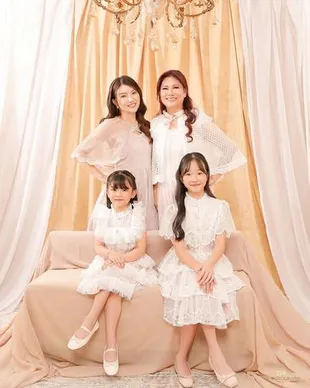 7 Potret Photoshoot Keluarga Sarwendah, Cantik Elegannya Thalia Curi Perhatian