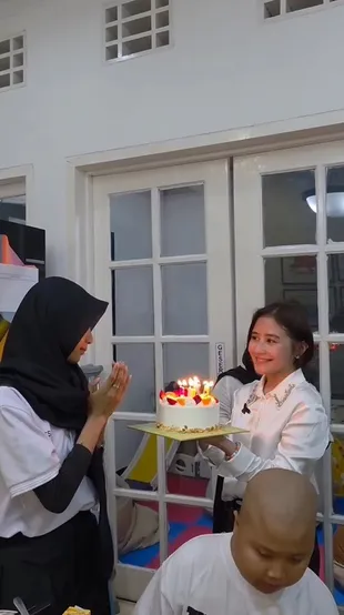 7 Potret Prilly Latuconsina Main Bareng Yayasan Kanker Anak Indonesia, Beri Kejutan Ultah