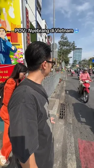 7 Potret Rafael Tan Nyebrang Jalan di Vietnam, Berasa Uji Nyali