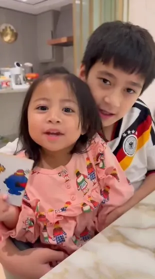 7 Potret Rafathar Gemas dengan Lily, Cubit Pipi - Mainin Rambut Sang Adik