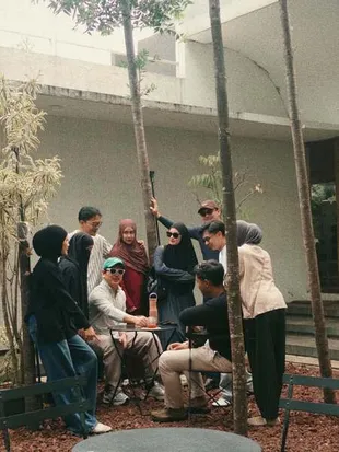 7 Potret Rey Mbayang dan Dinda Hauw saat Nongkrong Bareng Teman Geng Pasutri