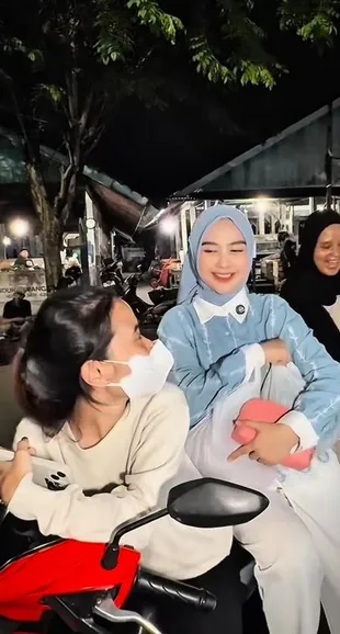 7 Potret Ria Ricis Belanja ke Pasar Tradisional, Ramah dengan Penjual dan Pembeli Lainnya