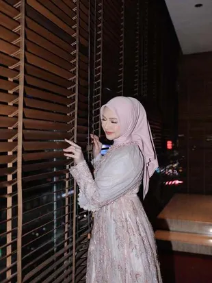 7 Potret Ria Ricis Tampil Cantik di Gala Premiere KELUARGA SUAMI ADALAH HAMA