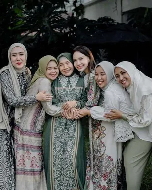 7 Potret Rossa Gelar Halal Bi Halal Keluarga Besar, Hadirkan Pedagang Kaki Lima