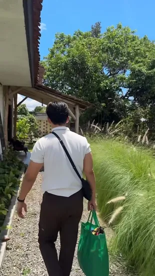 7 Potret Rumah Bobby Tince di Kaki Gunung Salak, Estetik dan Asri Banget