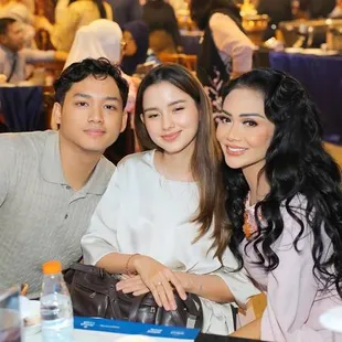 7 Potret Sarah Menzel Datang ke Acara Kris Dayanti, Bukti Kalau Sudah Sangat Dekat