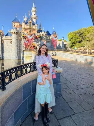 7 Potret Shandy Aulia Liburan ke Disneyland, Outfit Si Kecil Jadi Sorotan