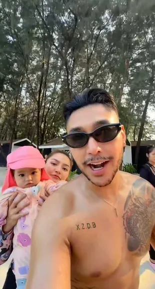 7 Potret Siti Badriah dan Krisjiana Ajak Anak Main di Pantai, Lihat Hiu - Main Kano