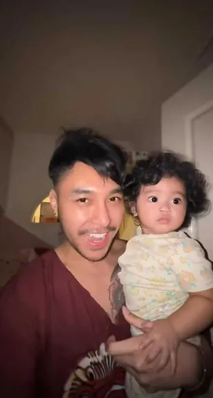 7 Potret Siti Badriah dan Suami Beri Surprise sang Putri Xarena, Penuh Kehangatan