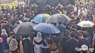 7 Potret Suasana Pemakaman Vidi Aldiano, Berlangsung Tenang Diiringi Gerimis Hujan