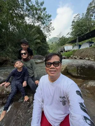 7 Potret Soleh Solihun Liburan ke Panorama Hejo, Asyik Bermain di Sungai bareng Keluarga