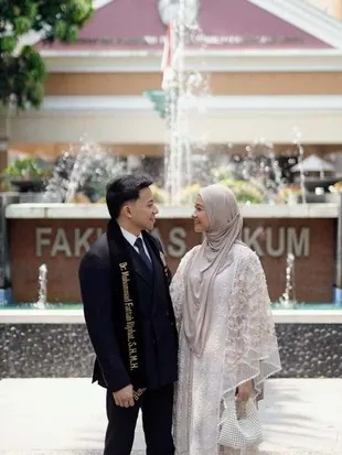 7 Potret Suami Poppy Bunga Raih Gelar Doktor di Bidang Hukum, Bikin Bangga Keluarga