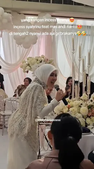 7 Potret Syahrini Kondangan Sekalian Sempatkan Tampil Nyanyi, Bak Sedang Adakan Konser Pribadi