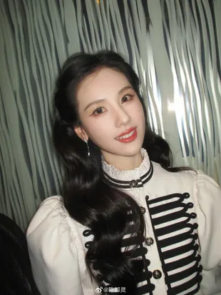 7 Potret Terbaru Chen Duling yang Berhasil Curi Hati Netizen, Cantiknya Bak Boneka