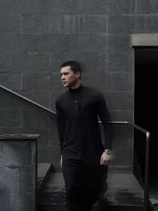 7 Potret Terbaru Rey Mbayang dengan Rambut Plontos, Ternyata Cukur Sendiri - Makin Ganteng