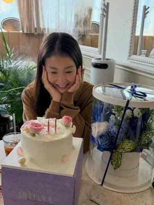 7 Potret Ulang Tahun Lee Si Young yang Ke-44, Dirayakan di Banyak Tempat